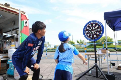 選手と一緒にダーツ体験ブース